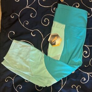 Avia Lightweight Athletic Leggings W/ two side pockets in Teal